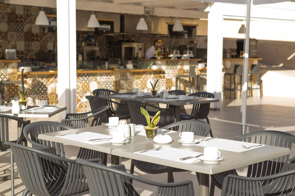 Restaurant met gedekte tafels — Sundance Apartments & Suites