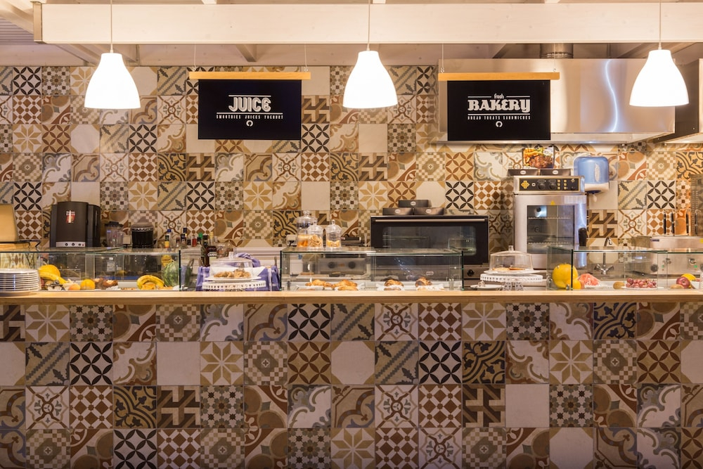 Restaurant met gedekte tafels — Sundance Apartments & Suites