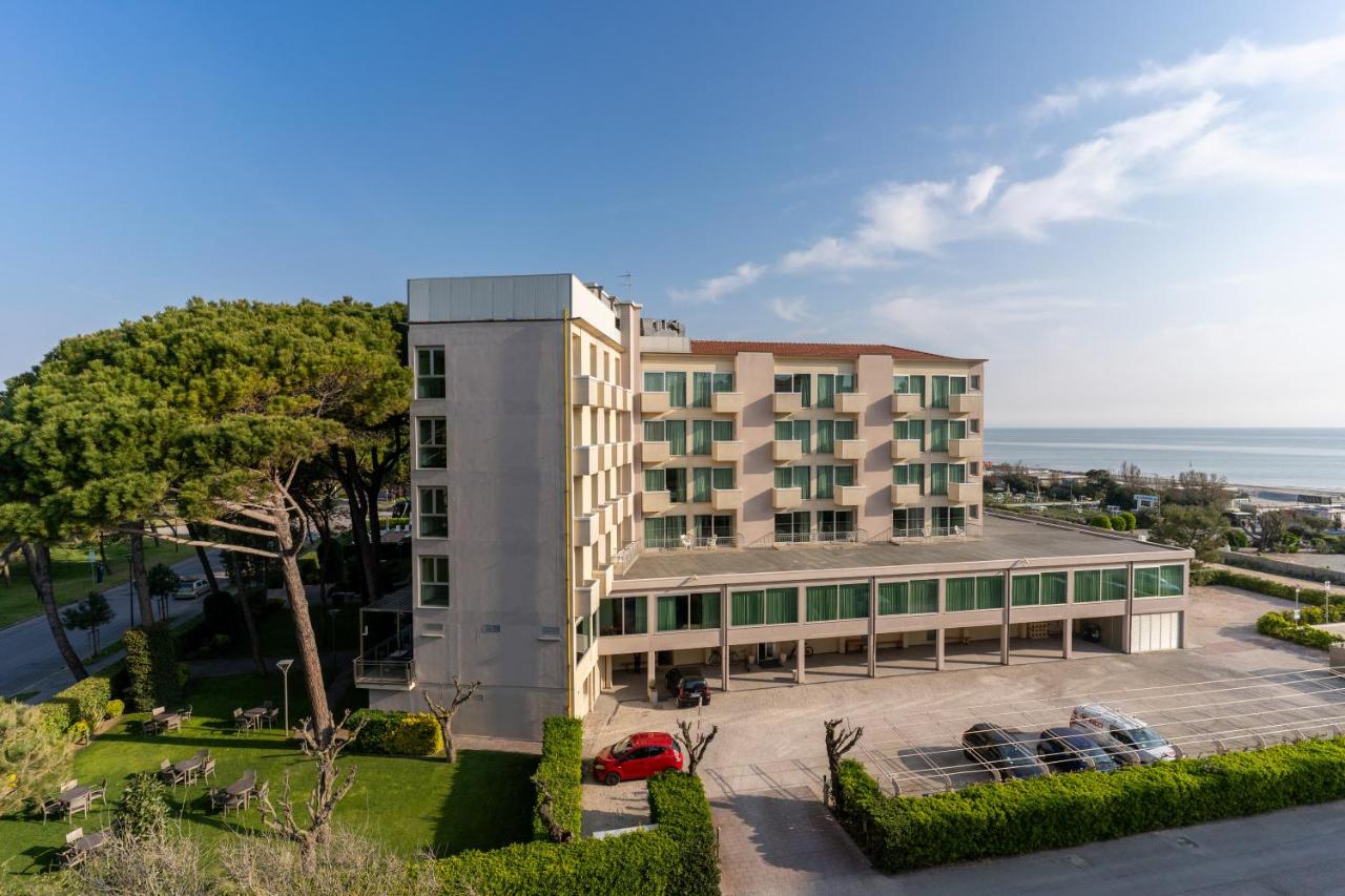een gebouw met een auto ervoor geparkeerd bij Hotel Balance in Milano Marittima