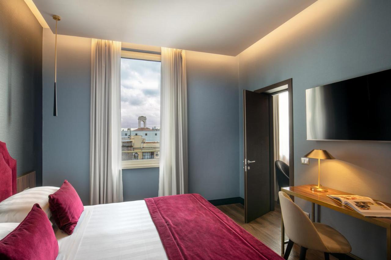 een hotelkamer met een bed en een raam bij The Guardian in Rome
