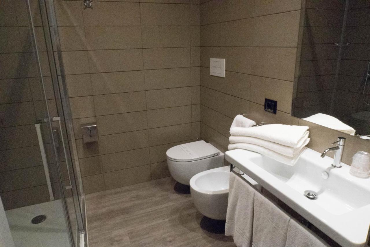 een badkamer met een toilet, een wastafel en een douche bij Hotel San Giovanni Roma in Rome