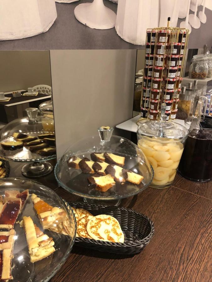 een tafel vol met schalen met eten en desserts bij Hotel San Giovanni Roma in Rome