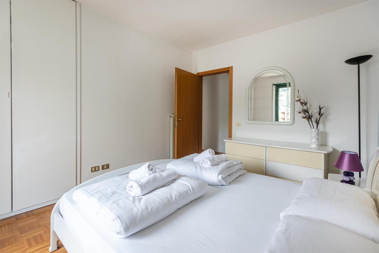 een witte slaapkamer met witte handdoeken op een bed bij Brione paradise in Riva del Garda