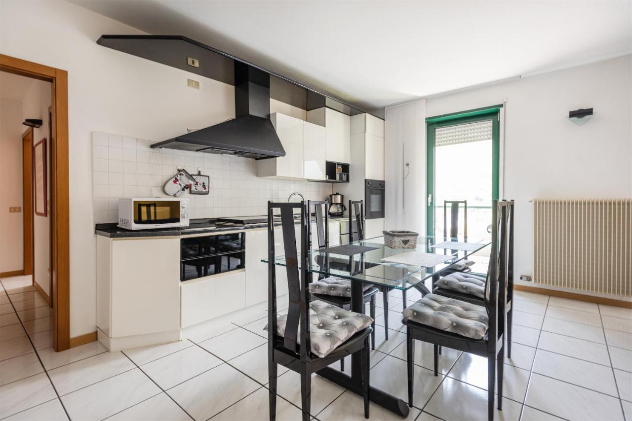 een keuken met een glazen tafel en zwarte stoelen bij Brione paradise in Riva del Garda
