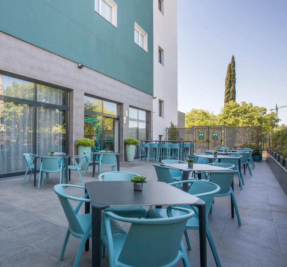 een rij tafels en stoelen op een terras bij Hotel Venture Sant Cugat in Sant Cugat del Vallès