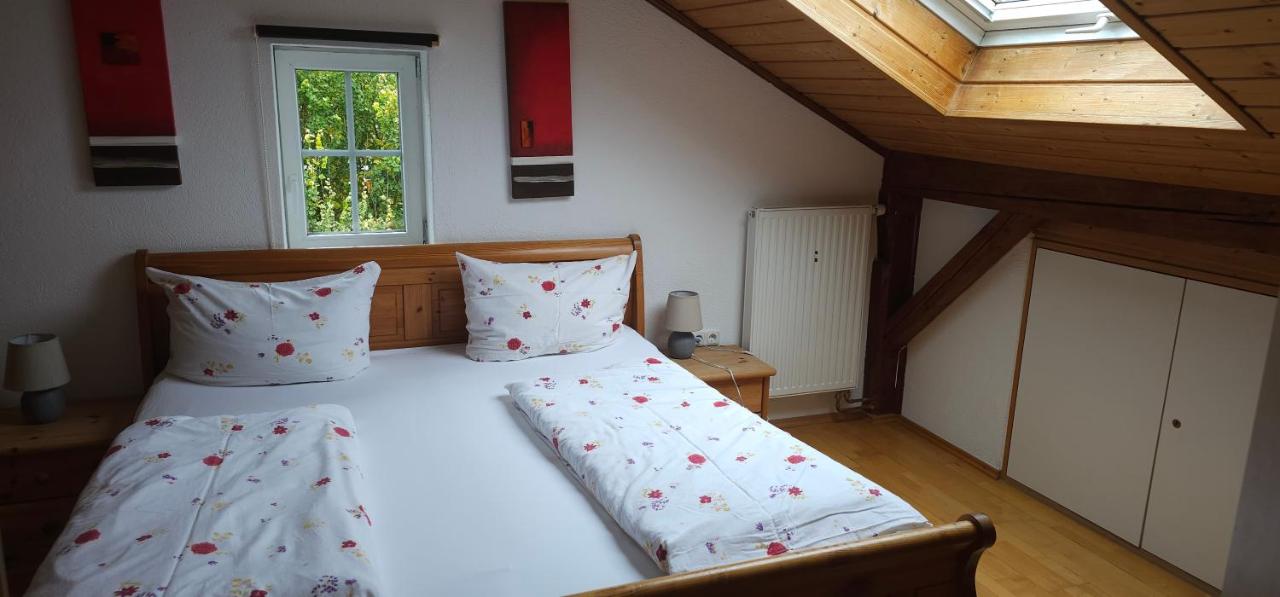 een slaapkamer met een bed met witte lakens en rode kussens bij Casa Patrizia in Schwangau