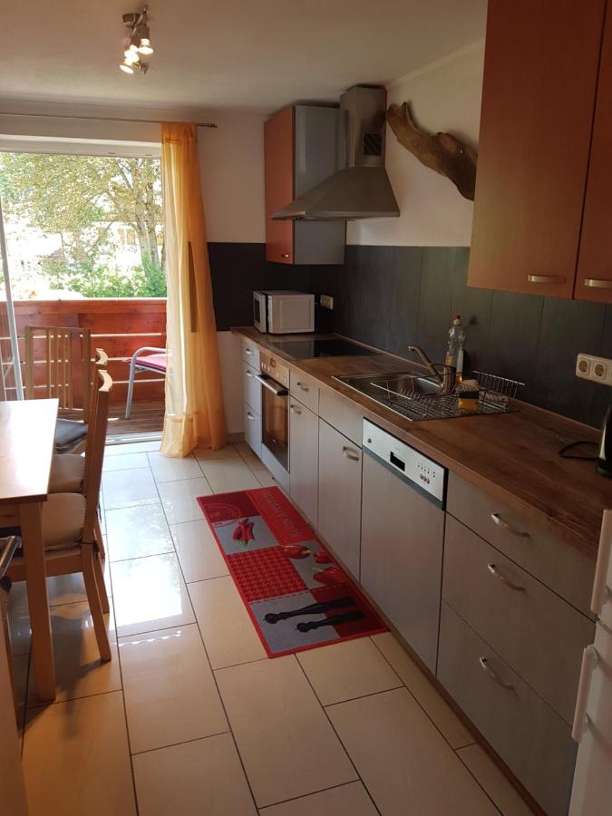 een keuken met een gootsteen en een aanrechtblad bij Casa Patrizia in Schwangau