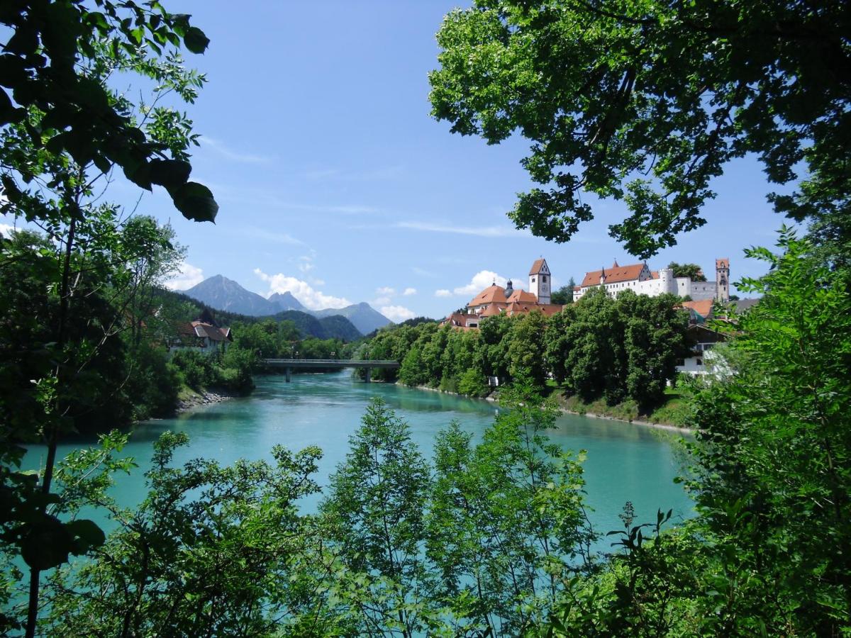 een uitzicht op een rivier met bergen op de achtergrond bij Casa Patrizia in Schwangau
