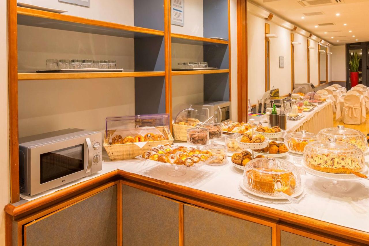 Een buffet met veel verschillende soorten eten op een toonbank. bij Best Western Hotel Artdeco in Rome