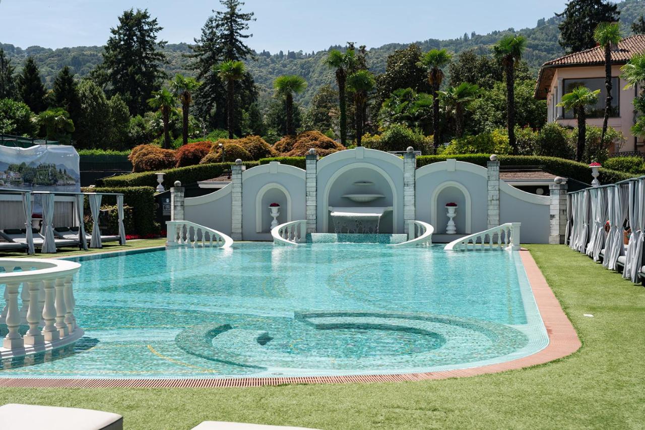 een groot zwembad midden in een tuin bij Grand Hotel Bristol in Stresa