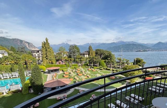 een uitzicht op een resort met een zwembad en een tuin bij Grand Hotel Bristol in Stresa