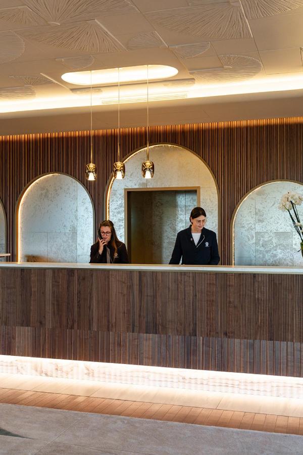 een man en een vrouw staan bij een toonbank bij Grand Hotel Bristol in Stresa +281 foto's