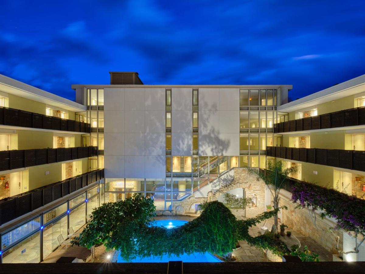 een exterieurfoto van een gebouw met een zwembad bij Sitia Beach City Resort & Spa in Sitia