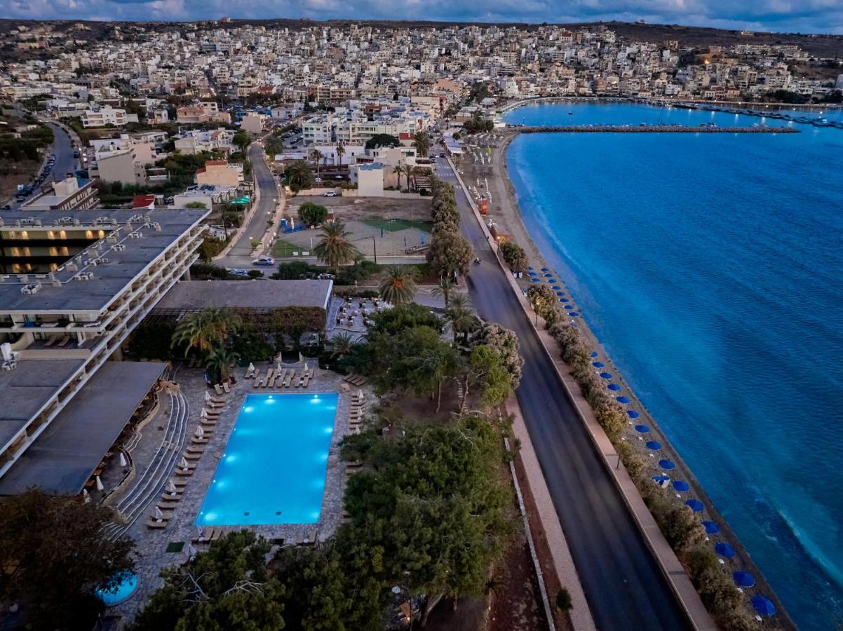een luchtfoto van een strand en de oceaan bij Sitia Beach City Resort & Spa in Sitia