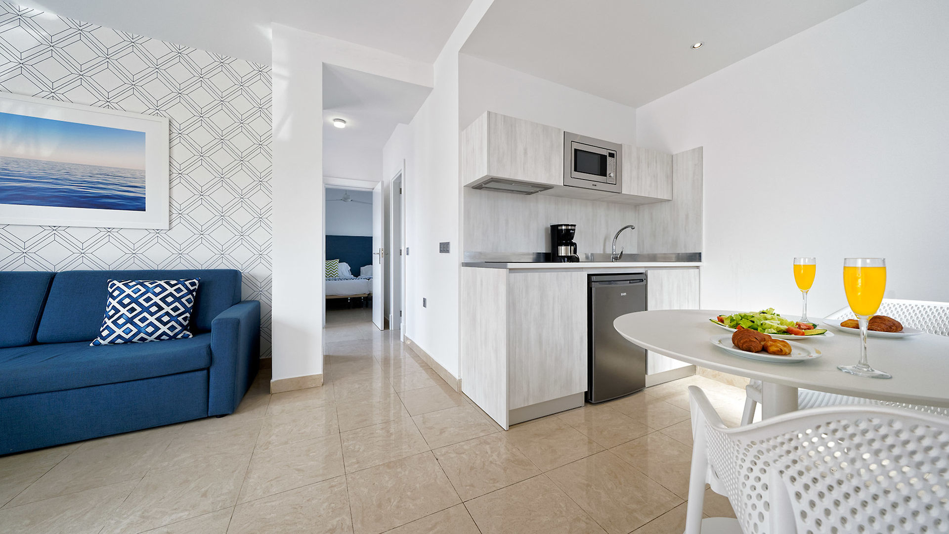 Broncemar Beach Suites Hotel image 2