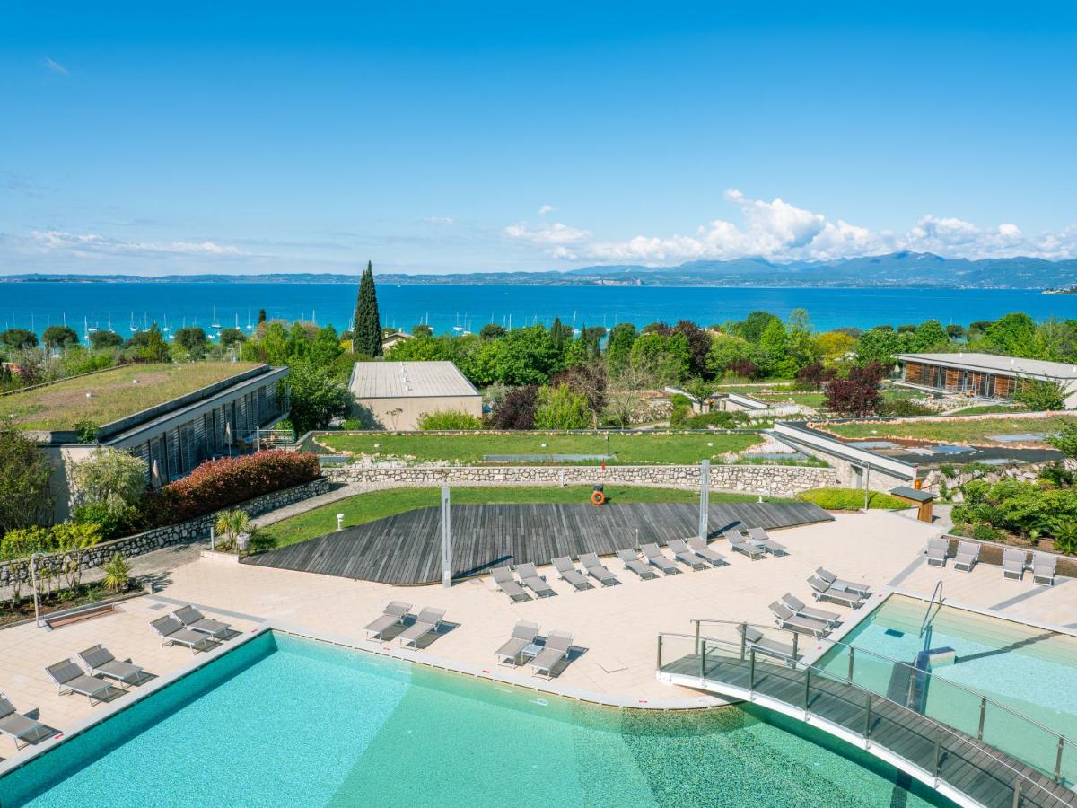 een luchtfoto van het zwembad van het resort bij Parc Hotel Germano Suites & Apartments in Bardolino