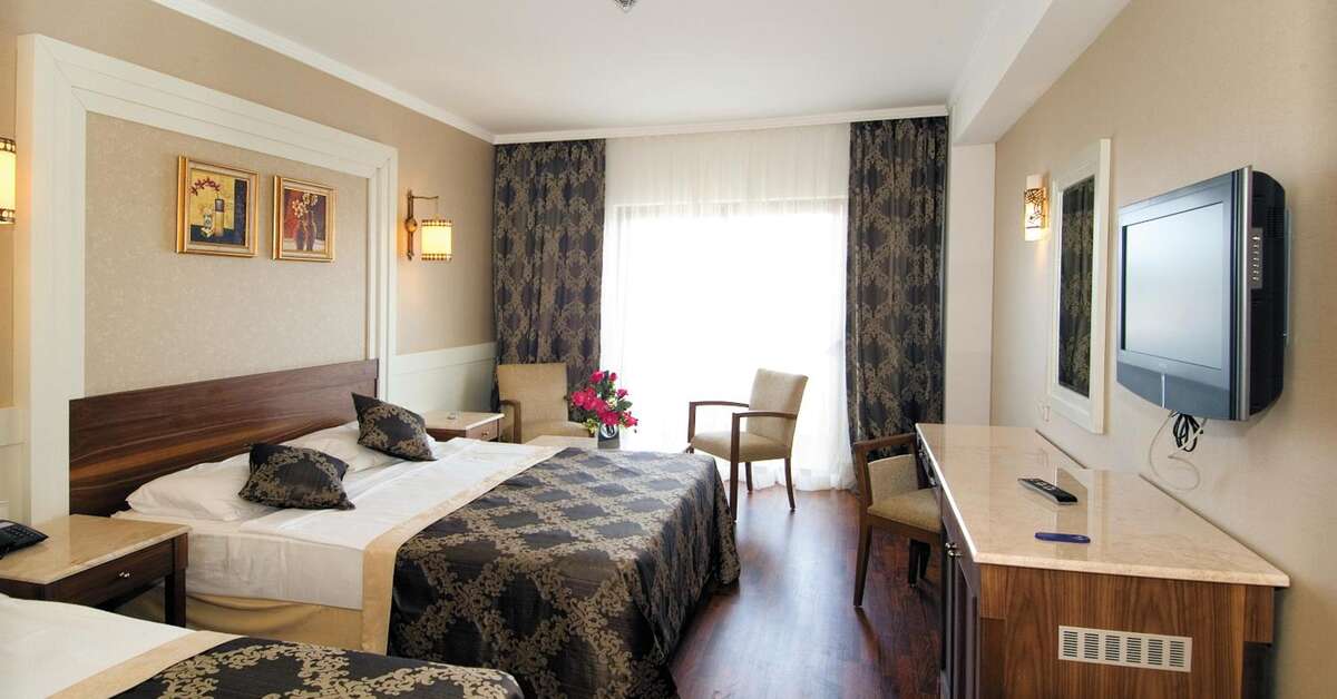 Alba Queen Hotel image 1