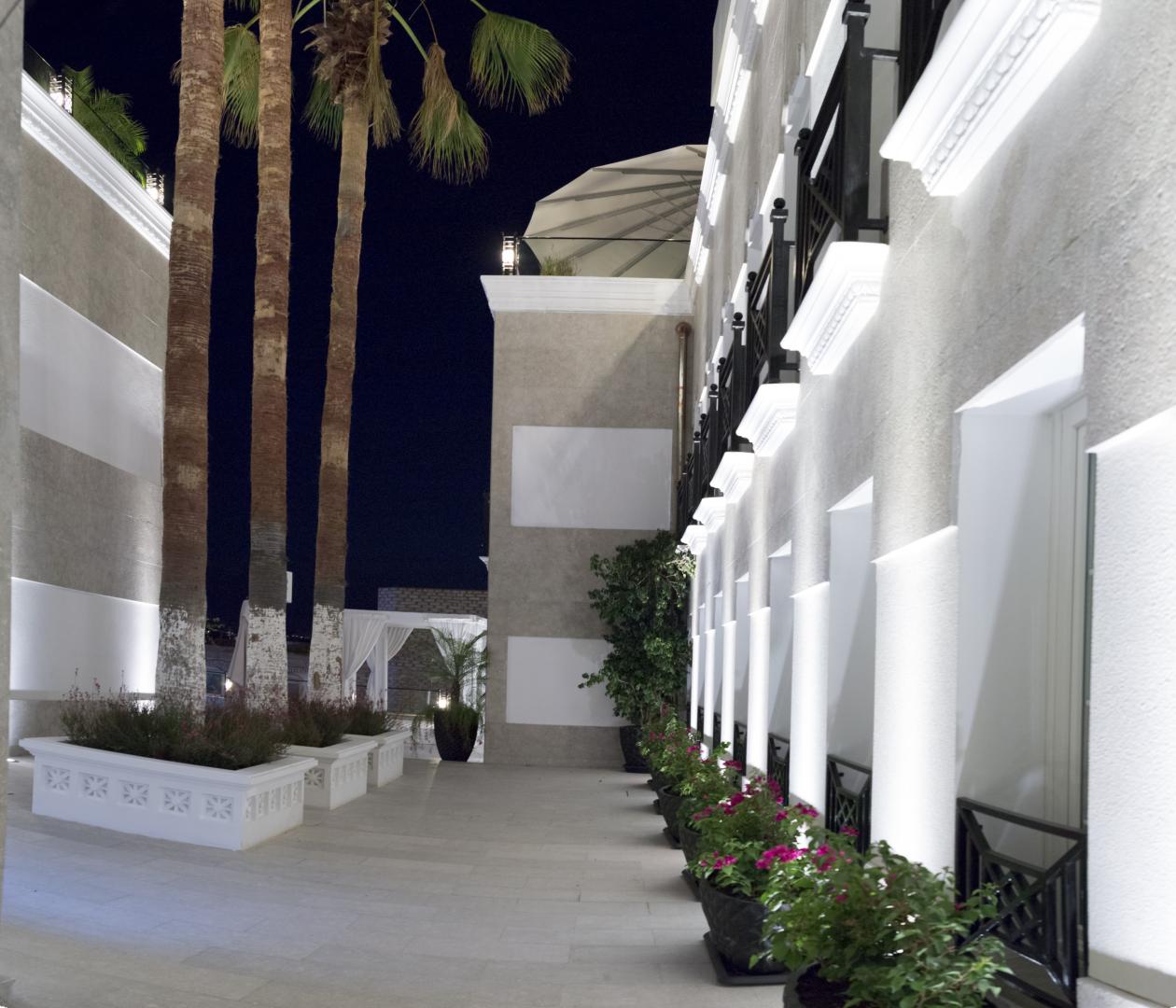 Hotel verlicht in de avond — Ena Boutique Hotel