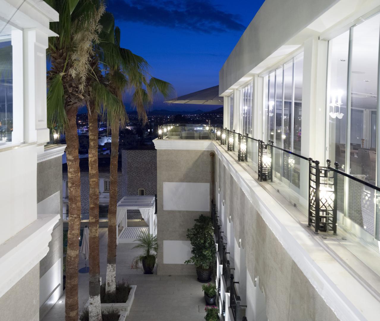 Zonsondergang vanaf het terras — Ena Boutique Hotel