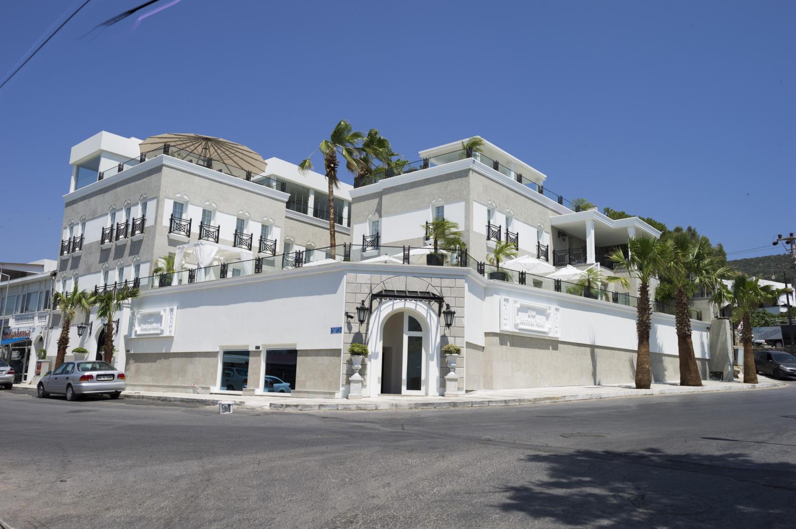 Mediterraans hotelgebouw — Ena Boutique Hotel