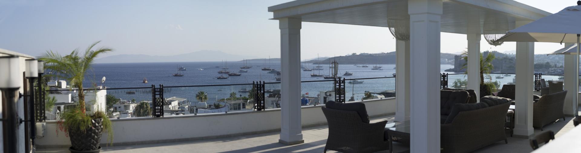 Zeezicht vanaf het balkon — Ena Boutique Hotel