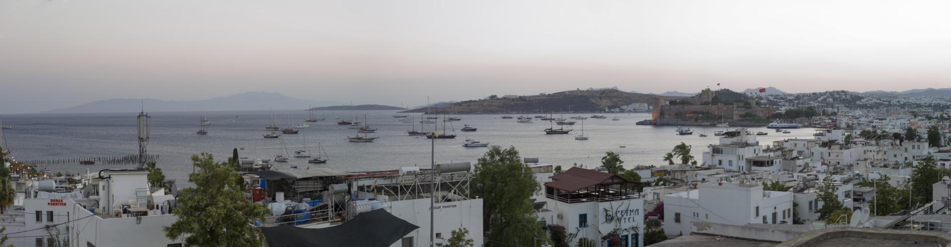 Zonsondergang vanaf het terras — Ena Boutique Hotel