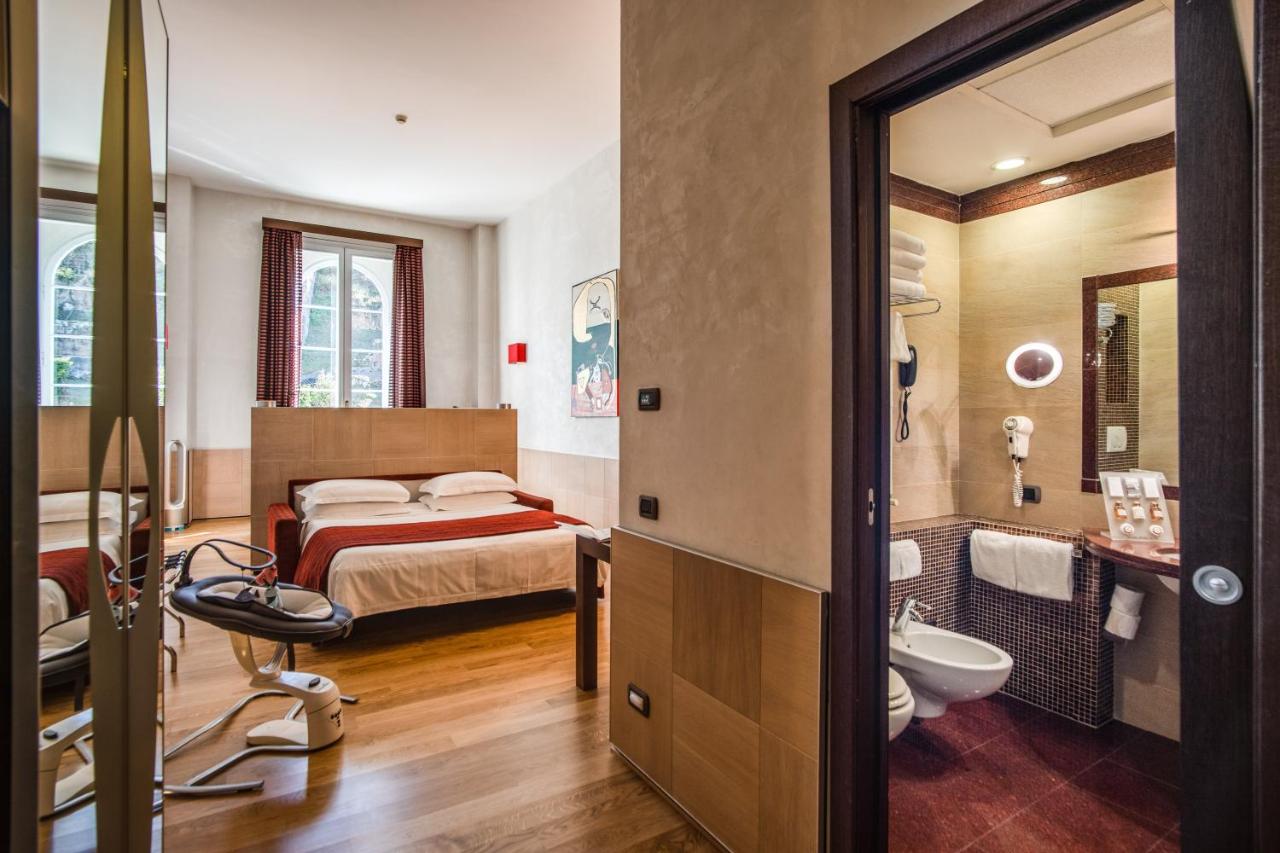 een slaapkamer met een bed en een badkamer bij Kolbe Hotel Rome in Rome