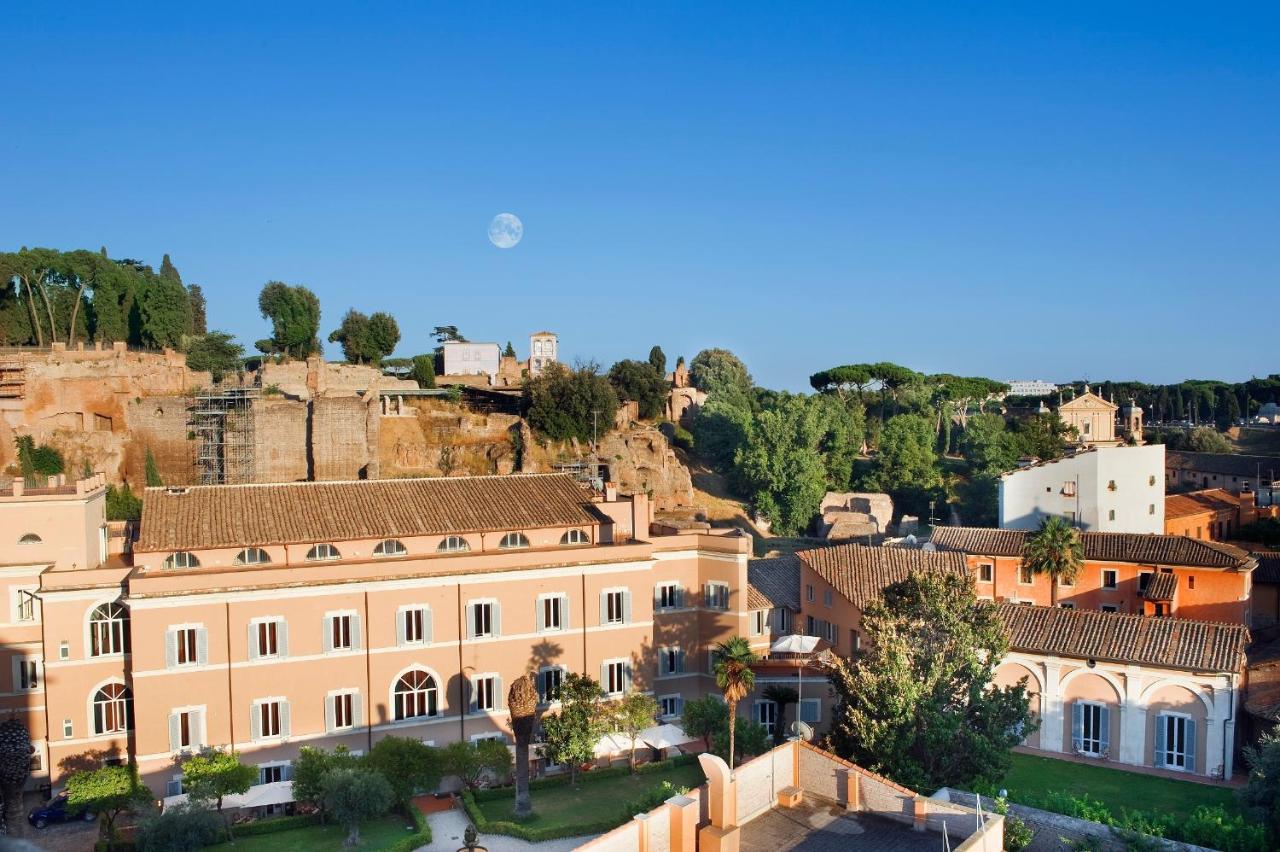 een luchtfoto van een stad met een gebouw bij Kolbe Hotel Rome in Rome