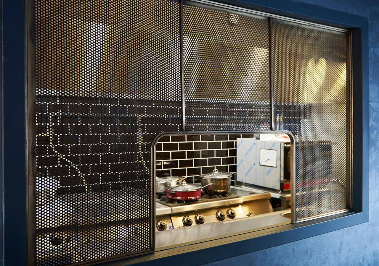 een keuken met een aanrecht met een aantal potten en pannen bij Dundar Hotel & Spa in Istanbul