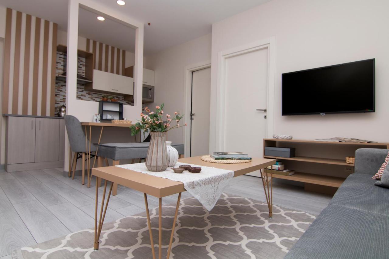 een woonkamer met een bank en een tafel bij ZİN D Home Alemdağ Suit Otel in Istanbul