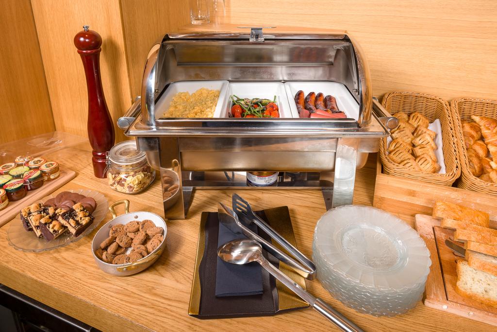 Buffet met diverse gerechten — Central Square Heritage Hotel