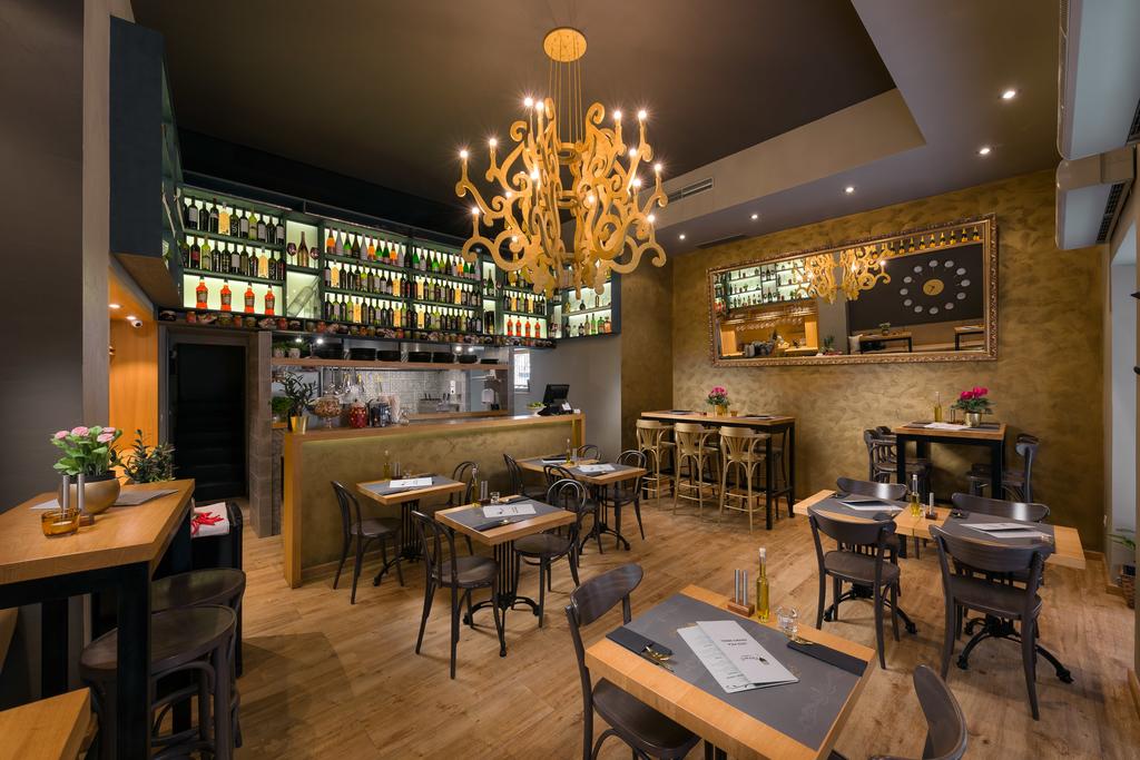 Bar met drankenselectie — Central Square Heritage Hotel