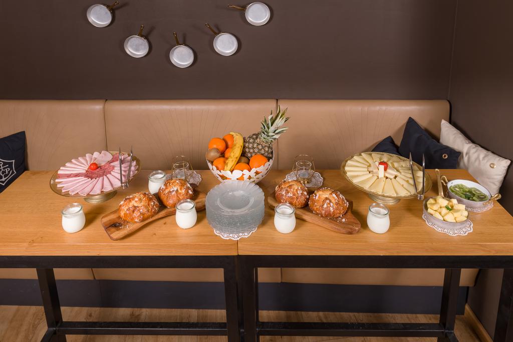 Restaurant met gedekte tafels — Central Square Heritage Hotel