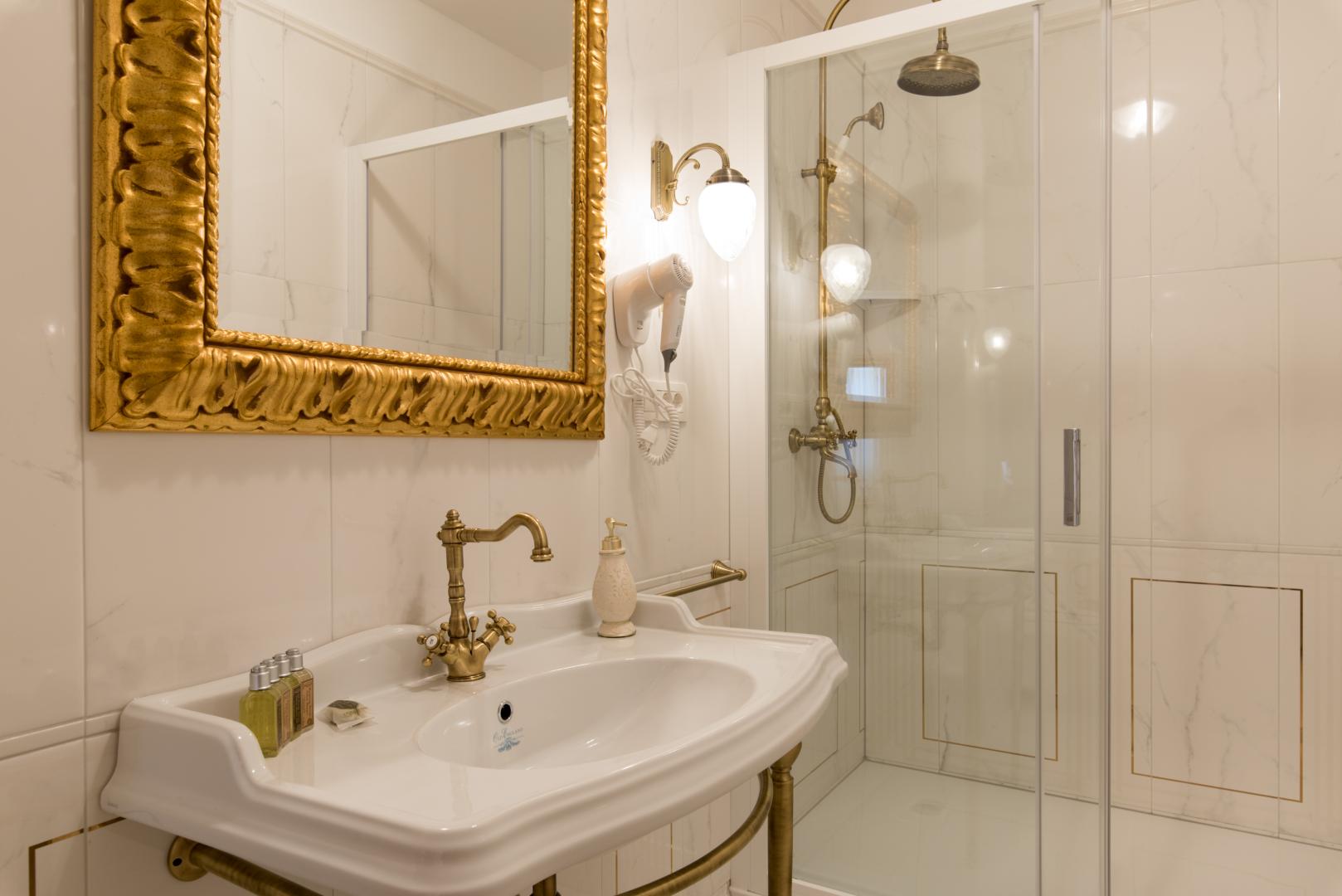 Badkamer met ligbad — Central Square Heritage Hotel