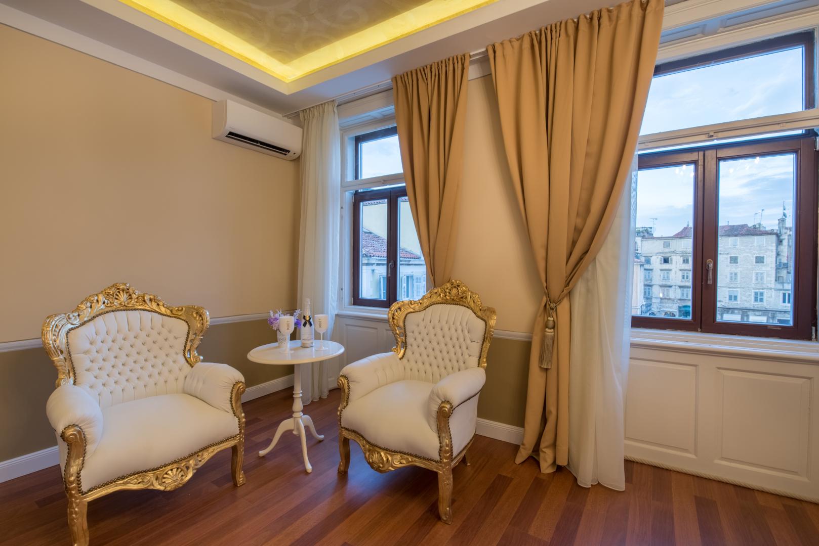 Kamer met balkon — Central Square Heritage Hotel