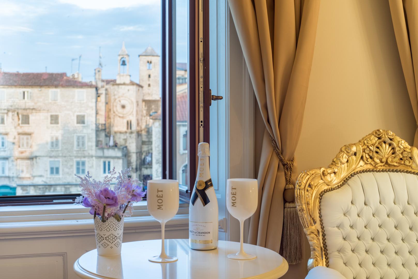 Zeezicht vanaf het balkon — Central Square Heritage Hotel