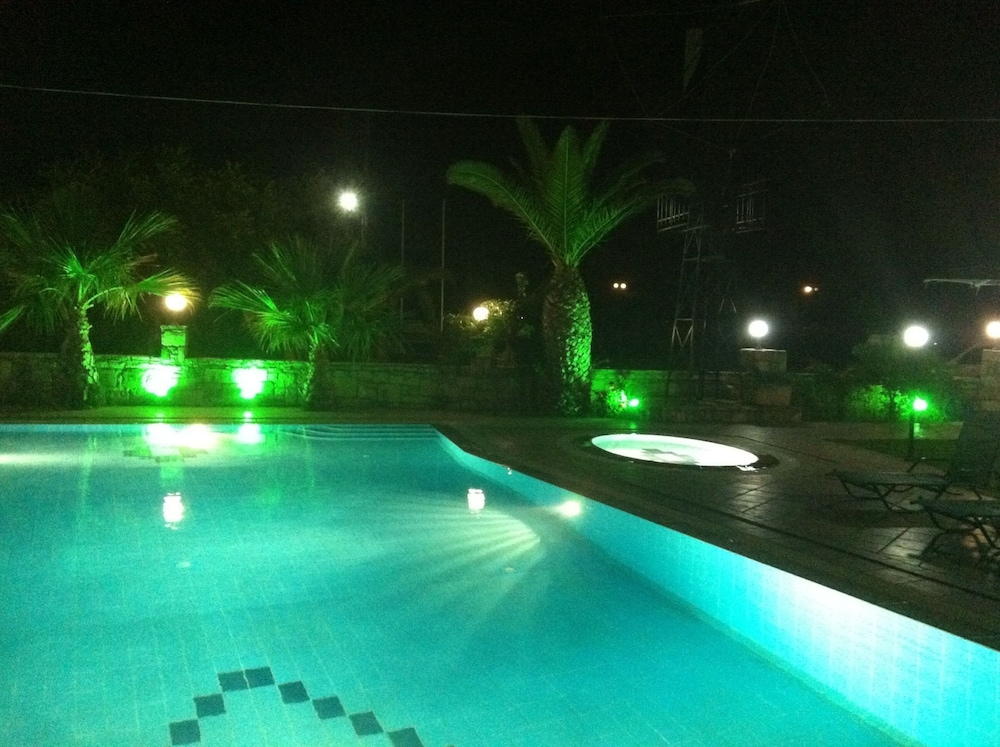Zwembad omringd door palmbomen — Dimitris Resort Hotel