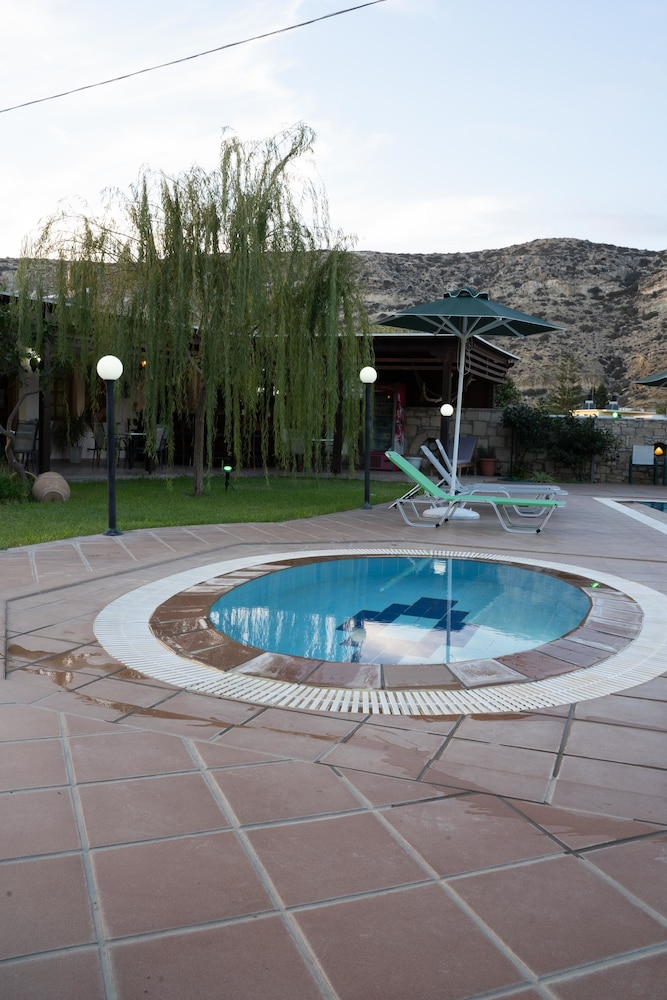 Buitenzwembad met ligbedden — Dimitris Resort Hotel