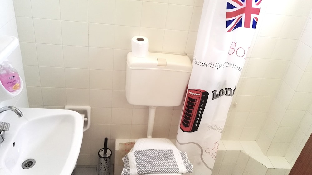 Badkamer met inloopdouche — Dimitris Resort Hotel