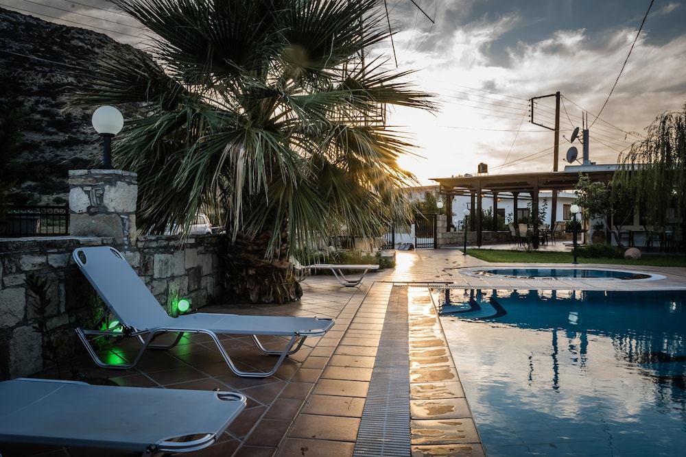 Buitenzwembad met ligbedden — Dimitris Resort Hotel
