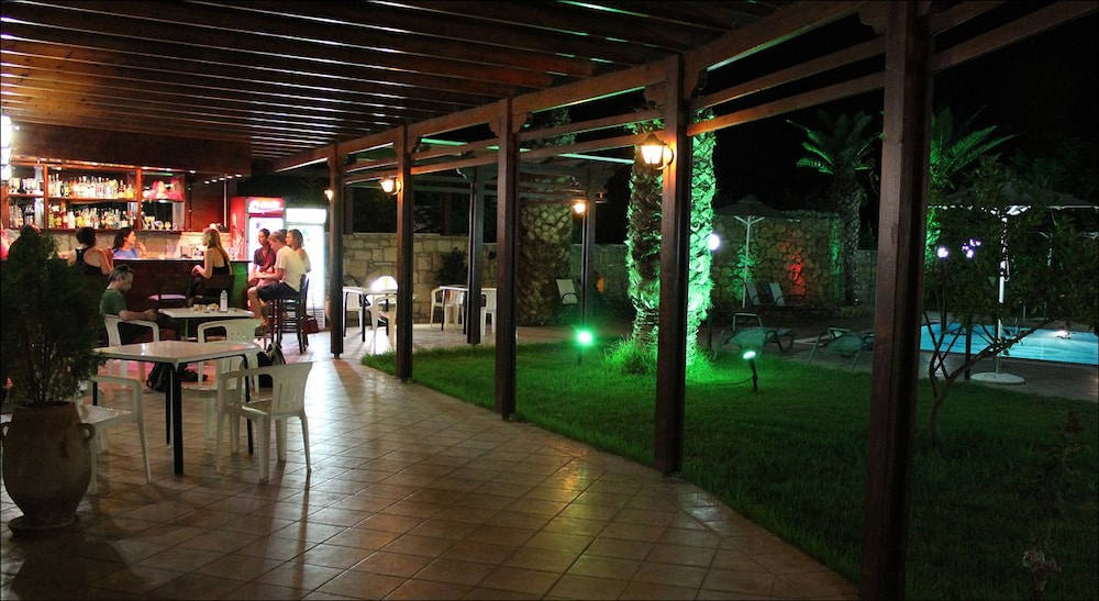 Hotel verlicht in de avond — Dimitris Resort Hotel