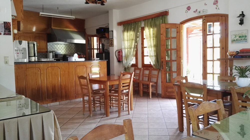 Restaurant met gedekte tafels — Dimitris Resort Hotel