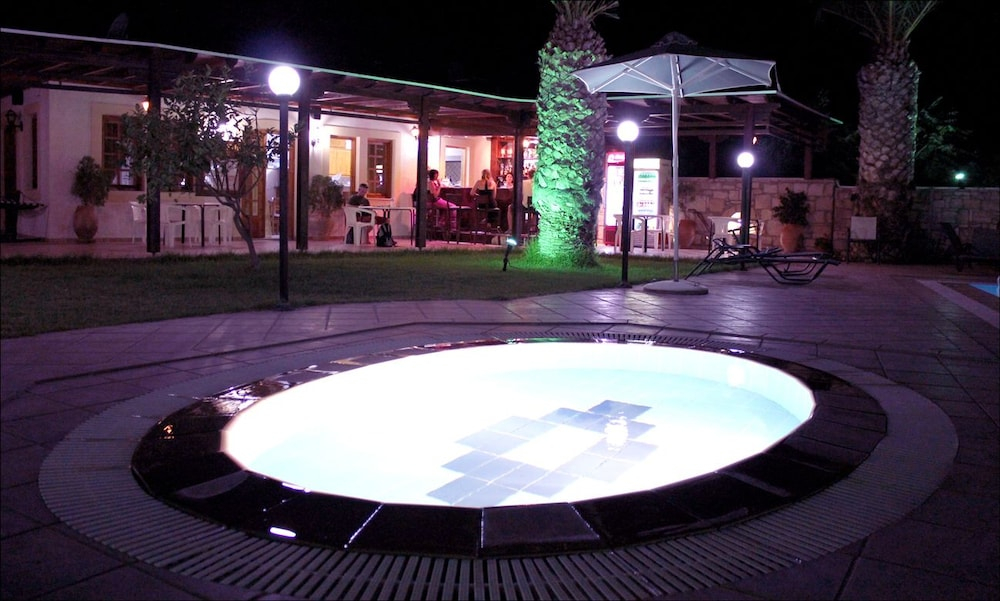 Buitenzwembad met ligbedden — Dimitris Resort Hotel