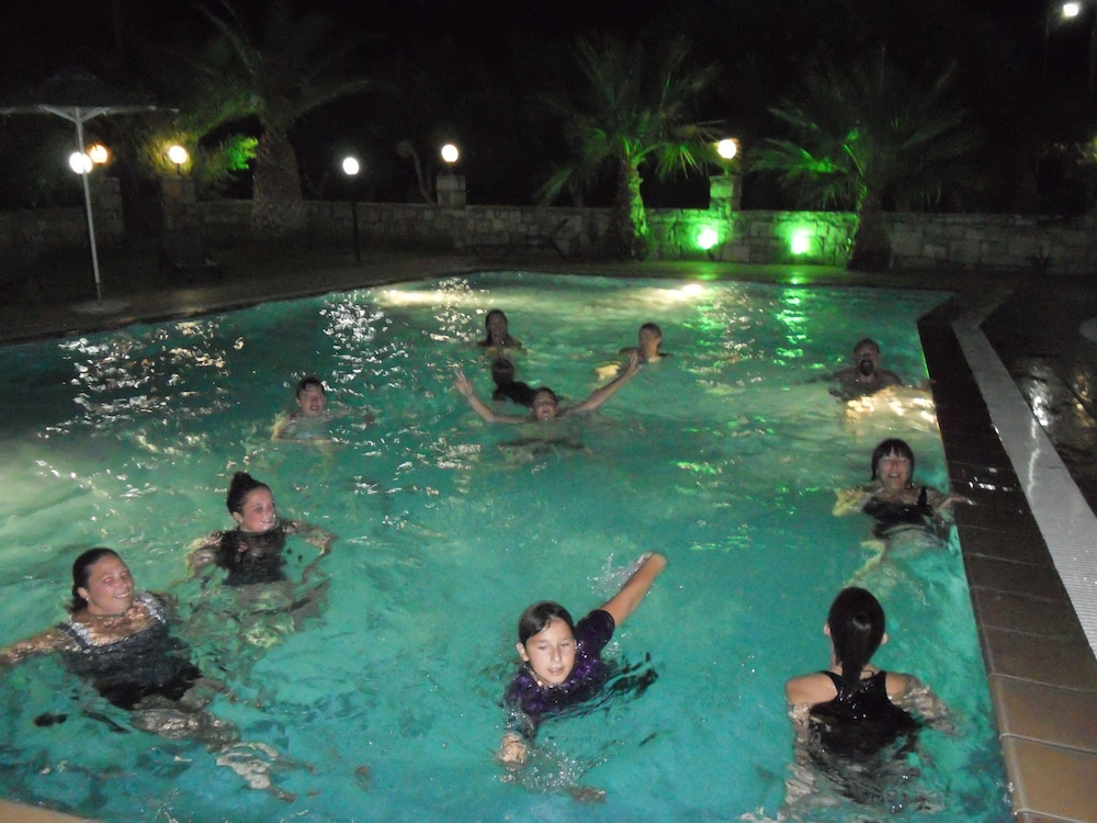 Buitenzwembad met ligbedden — Dimitris Resort Hotel