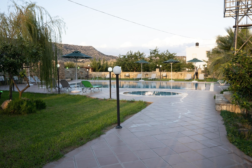 Zwembad omringd door palmbomen — Dimitris Resort Hotel