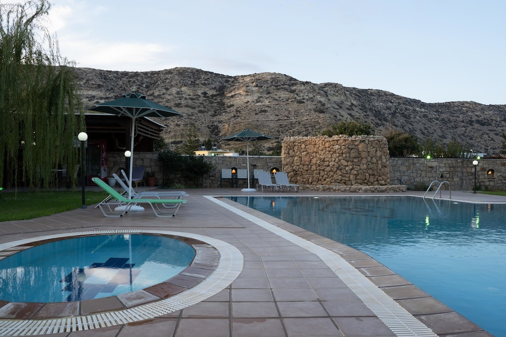 Buitenzwembad met ligbedden — Dimitris Resort Hotel