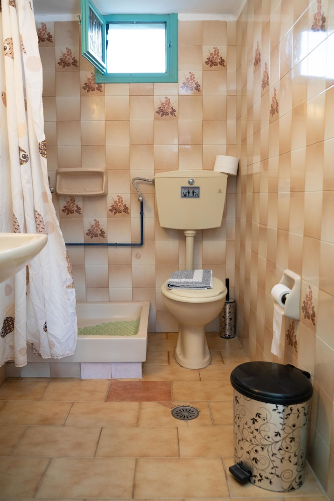 Badkamer met inloopdouche — Dimitris Resort Hotel
