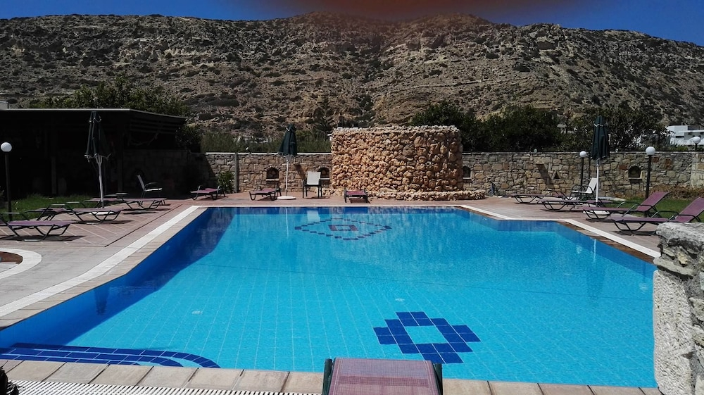 Buitenzwembad met ligbedden — Dimitris Resort Hotel