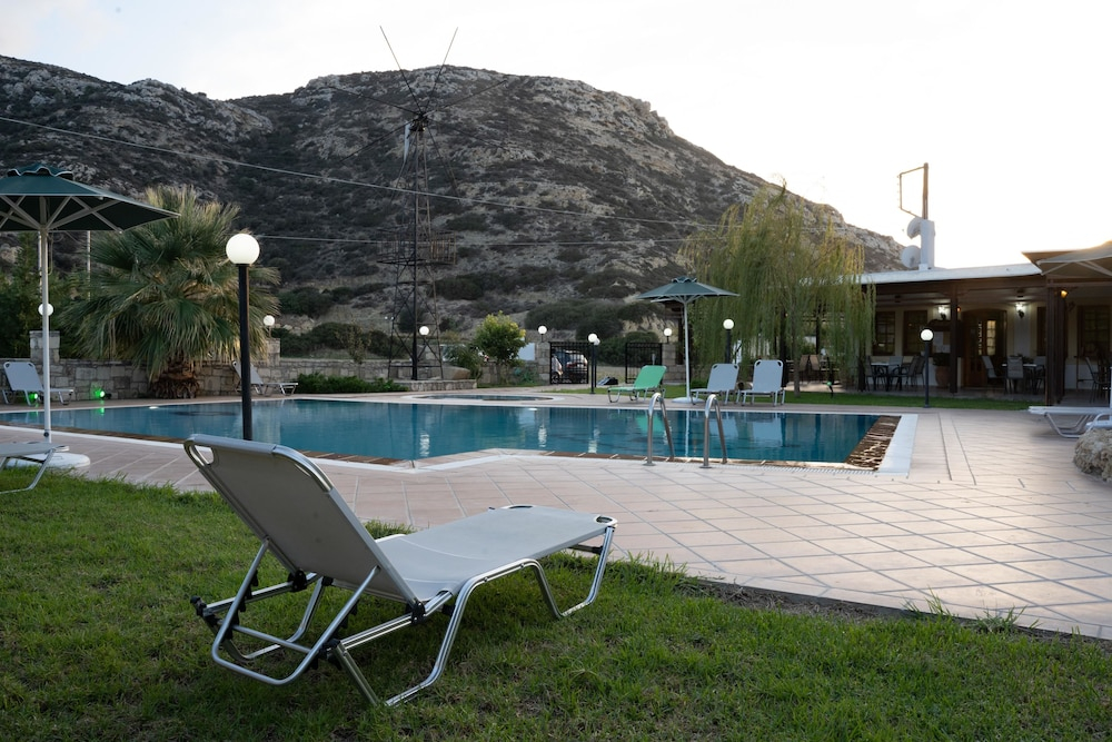 Buitenzwembad met ligbedden — Dimitris Resort Hotel