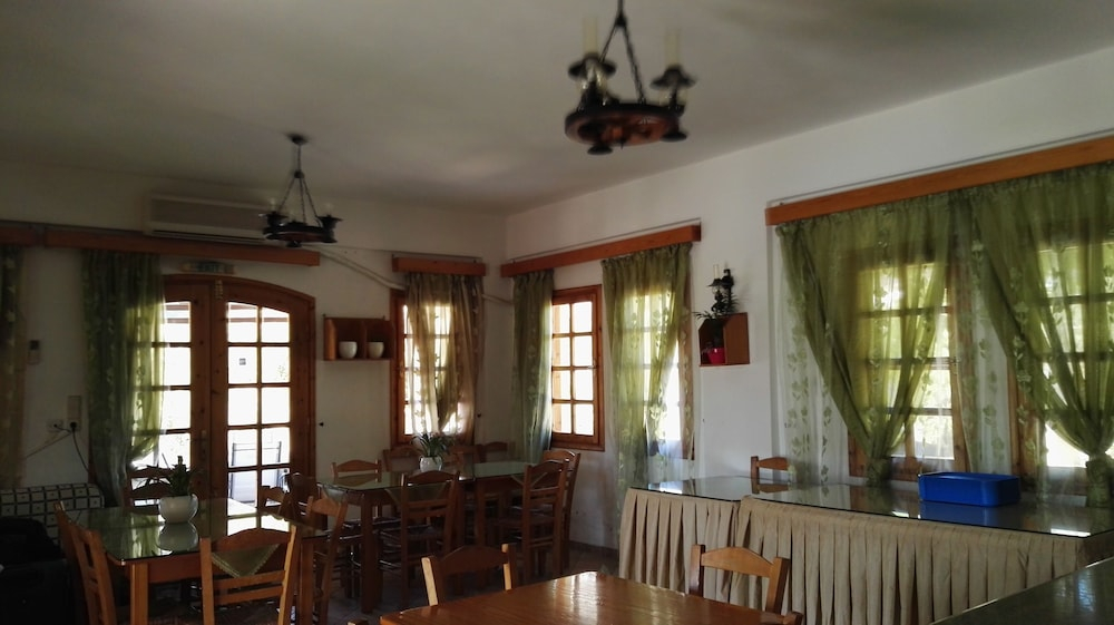 Restaurant met gedekte tafels — Dimitris Resort Hotel